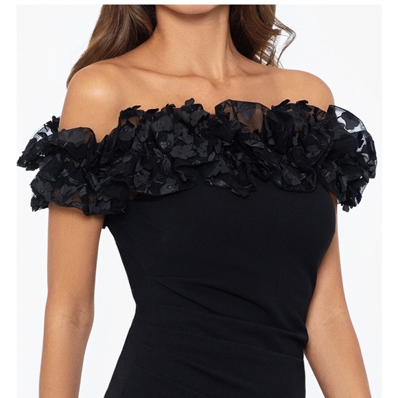 Black gown - Picture 4 of 5